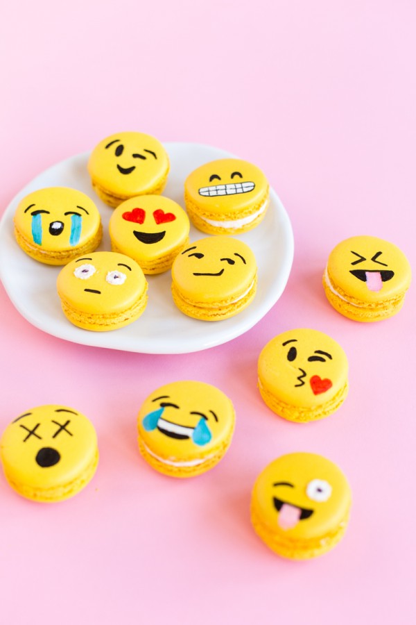 easy emoji macarons