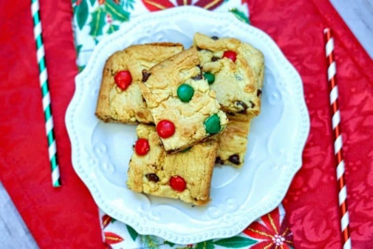 Super Easy M&M Christmas Cookie Bars Using Cake Mix